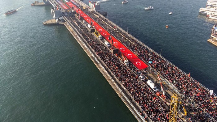 Tahun Baru 2025, Warga Turki Gelar Unjuk Rasa Stop Genosida di Gaza A drone view shows people as they gather on the Galata Bridge in solidarity with Palestinians following the first morning prayer of the New Year in Istanbul, Turkey January 1, 2025. REUTERS/Murad Sezer