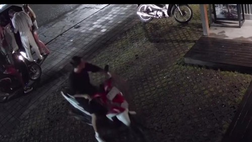 Tangkapan layar CCTV bule terekam mencuri motor di Canggu, Bali, Rabu (1/1/2025).