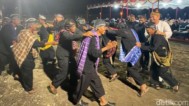 Tarian ronggeng amen.