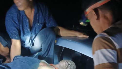 Salah seorang korban sambaran petir di Kupang dievakuasi, Rabu (1/1/2025).