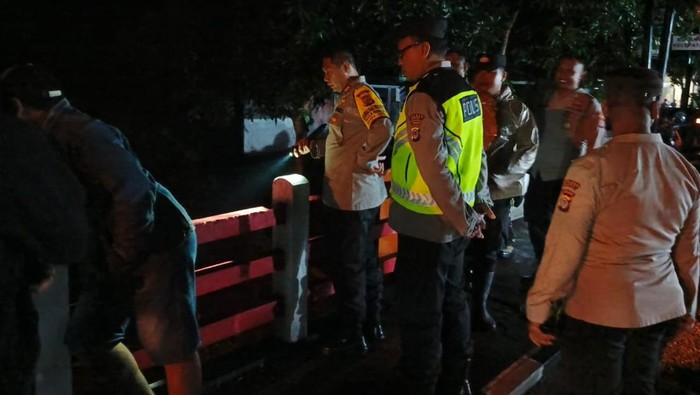 Tim SAR Gabungan saat melakukan pencarian terhadap seorang pria yang loncat dari jembatan Bakulan Wetan, Jetis, Bantul, Rabu (1/1/2025).