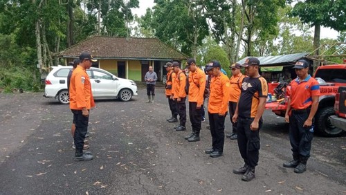 Tim SAR gabungan saat persiapan mencari WN Korsel tersesat di Gunung Agung, Karangasem, Kamis (02/01/2025). (Dok. Basarnas Karangasem)
