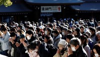 Tahun baru kalender adalah salah satu hari libur terbesar di Jepang, dengan banyak orang mengunjungi kuil-kuil di seluruh negeri untuk berdoa. 