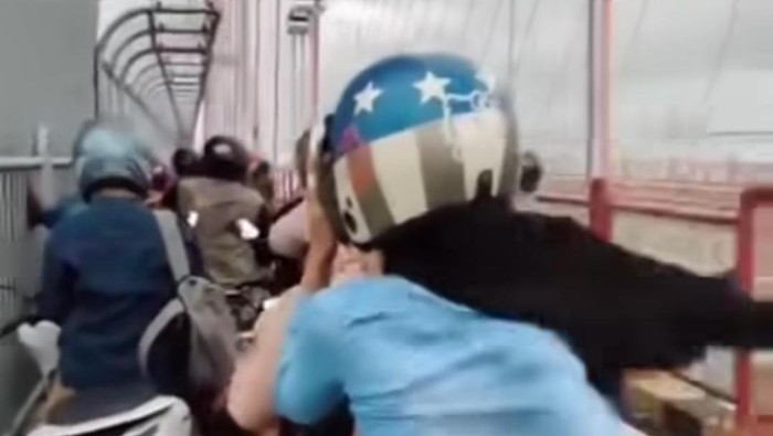Video viral puluhan pemotor terjebak angin kencang di Jembatan Suramadu.