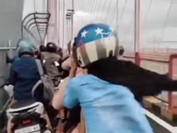 Video Viral Pemotor Terjebak Angin Kencang di Jembatan Suramadu