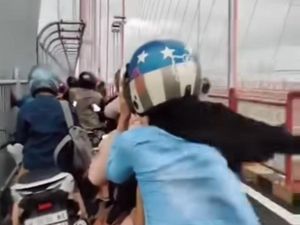 Viral Pemotor Terjebak Angin Kencang di Jembatan Suramadu