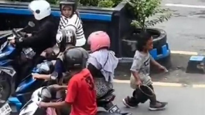 Tangkapan layar aksi pengamen difabel yang meresahkan karena menyundutkan rokok ke pemotor di Tegal. Foto diunggah Kamis (2/1/2025).