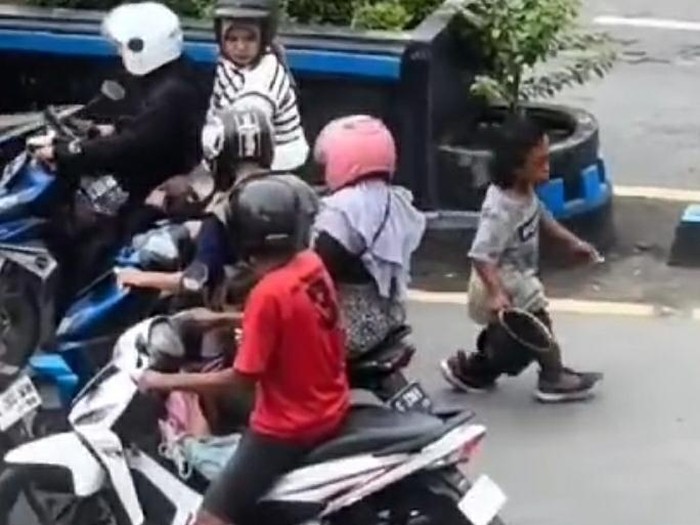 Tangkapan layar aksi pengamen difabel yang meresahkan karena menyundutkan rokok ke pemotor di Tegal. Foto diunggah Kamis (2/1/2025).