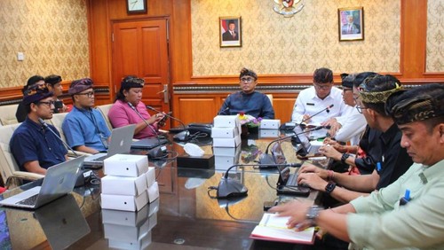 Wali Kota Denpasar I Gusti Ngurah Jaya Negara memimpin rapat koordinasi persiapan pembangunan SJUT di kantornya, Kamis (2/1/2025). (Dok. Pemkot Denpasar)