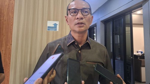 Wali Kota Mataram Mohan Roliskana