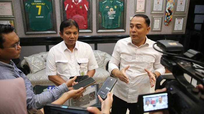 Wali Kota Surabaya Eri Cahyadi (kanan) bersama Kepala BBWS Brantas Hendra Ahyadi di Balai Kota Surabaya.