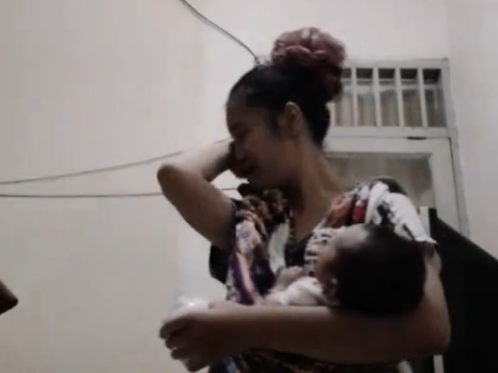 Wanita ini curhat di media social mengurus anak seorang diri tanpa dukungan suami dan keluarga. Postingan tersebut mendadak viral.