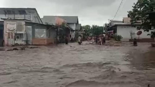 Wilayah di Lembata, NTT, dilanda banjir setelah hujan dengan intensitas sedang hingga lebat mengguyur wilayah itu pada Rabu (1/1/2025). (Foto: Tangkapan layar)