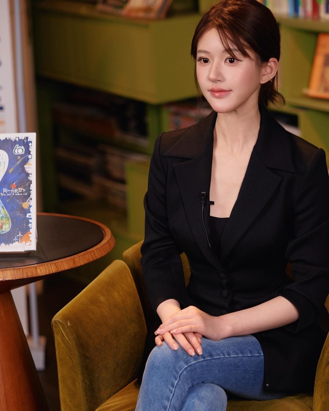 Dalam postingannya, Zhao Lusi mengatakan jika sejak kecil ia sudah sering dipukul ketika tidak mendapatkan peran. Saat sudah mulai terkenal, ia pun ingin lepas dari orang-orang yang menyakitinya itu tapi mereka meminta uang perpisahan selagi menyebarkan rumor tentangnya. Foto: Instagram @rooosyzh09