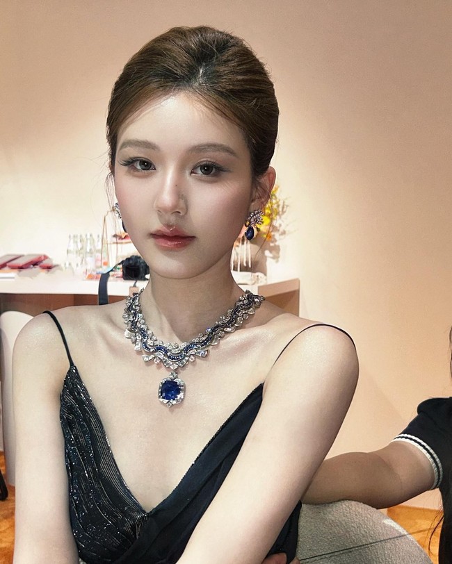 Setelah berbagai rumour mengenai penyebab dari kondisinya. Dalam postingan terbaru, Zhao Lusi mengungkap permintaan maaf dan detail penyakitnya.“Aku meminta maaf karena telah menyita atensi publik. Sebelumnya aku tidak pernah membiarkan penyakitku mempengaruhi pekerjaan atau orang-orang di sekitarku. Aku juga mengakui masalahku sendiri karena aku cenderung bisa bertahan, baru selama setengah bulan terakhir ini aku menyadari aku tidak semurah hati dan pemaaf yang aku kira,”Foto: Instagram @rooosyzh09