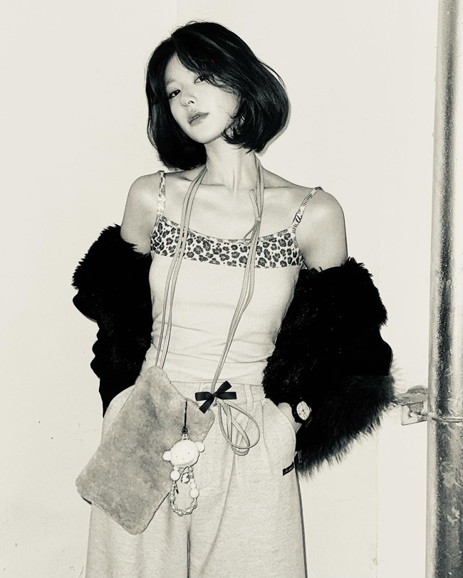 Zhao Lusi kemudian mendetailkan penyakitnya mulai dari 2019. “2019, aku mengalami depresi. Orang-orang berkata, Jangan terlalu dipikirkan atau Jika kamu berpikir positif, semua akan baik-baik saja. Aku juga berpikir aku bersikap dramatis dan sensitif jadi tidak menganggap serius kesehatan mental,” tulisnya di Weibo.Foto: Instagram @rooosyzh09