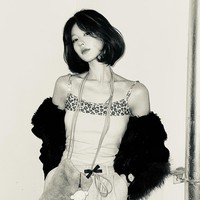 Zhao Lusi kemudian mendetailkan penyakitnya mulai dari 2019. “2019, aku mengalami depresi. Orang-orang berkata, Jangan terlalu dipikirkan atau Jika kamu berpikir positif, semua akan baik-baik saja. Aku juga berpikir aku bersikap dramatis dan sensitif jadi tidak menganggap serius kesehatan mental,” tulisnya di Weibo.Foto: Instagram @rooosyzh09