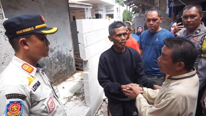 Akses rumah rumah di Banjaran, Kabupaten Bandung, ditembok gegara konflik keluarga.
