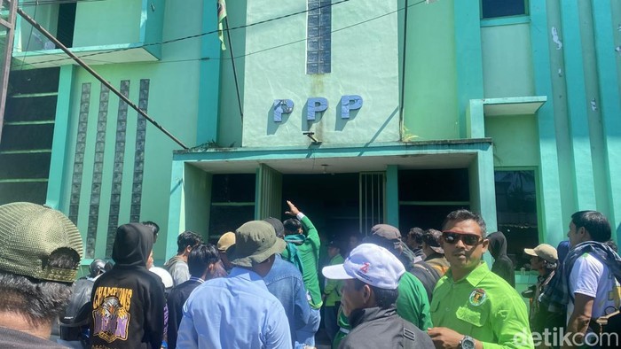 Aksi demonstrasi kader PPP Kabupaten Sukabumi