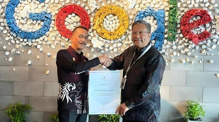 Pj Bupati Sinjai Andi Jefrianto Asapa saat menerima piagam dari Google For Education.