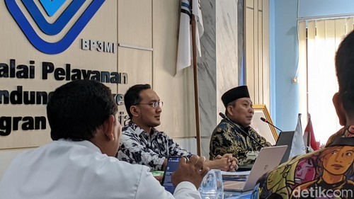 Anggota Komisi IX DPR RI Muhammad Muazzim Akbar dan Kepala BP3MI Provinsi NTB Noerman Adhiguna di aula kantor BP3MI NTB, Jumat (3/1/2025). Foto: (Ahmad Viqi/detikBali).
