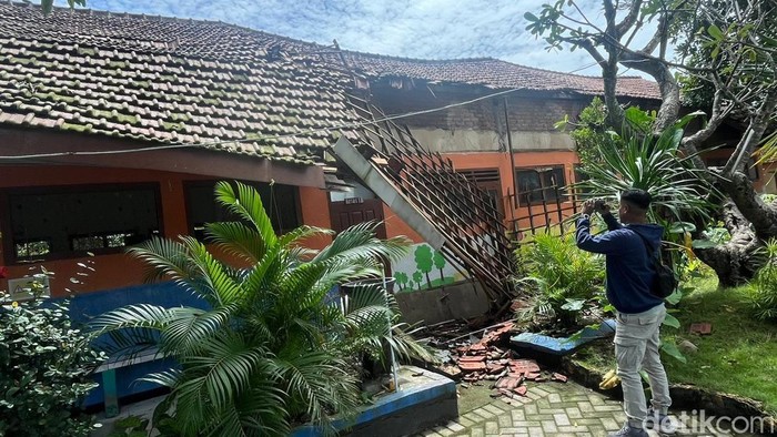 Atap ruang kelas di Mojokerto ambruk