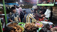 Harga nasi bebek yang enak di sini dibanderol mulai dari Rp 25.000an saja untuk seporsi yang komplet. Tetapi butuh kesabaran jika warung sedang ramai pengunjung. Foto: detikcom/Diah Afrilian