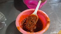 Namun daya tarik selain potongan bebeknya terdapat pada sambal yang khas. Sambalnya merah, pedas menyengat, tanpa ada semburat manis sedikit pun. Foto: detikcom/Diah Afrilian