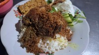 Seporsi nasi bebeknya dihidangkan dengan komplet. Ada nasi putih, irisan timun, kemangi, kol tempe goreng, dan sepotong daging bebek. Foto: detikcom/Diah Afrilian