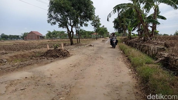 Bentuk satir warga yang keluhkan jalan rusak