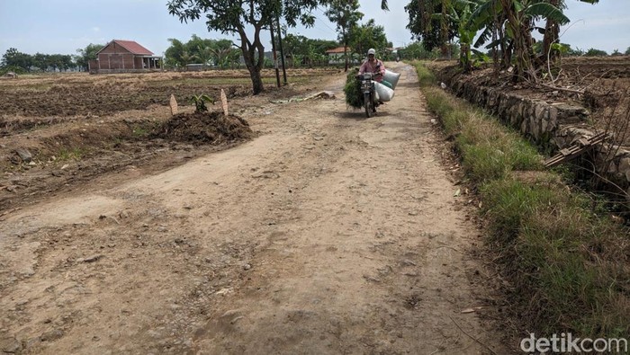 Bentuk satir warga yang keluhkan jalan rusak