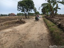 Video: Kemunculan Kuburan Palsu di Tengah Jalan Rusak Cirebon