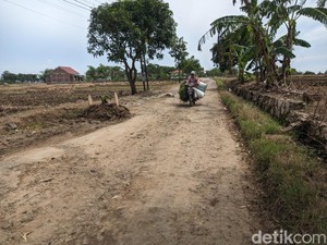 Video: Kemunculan Kuburan Palsu di Tengah Jalan Rusak Cirebon