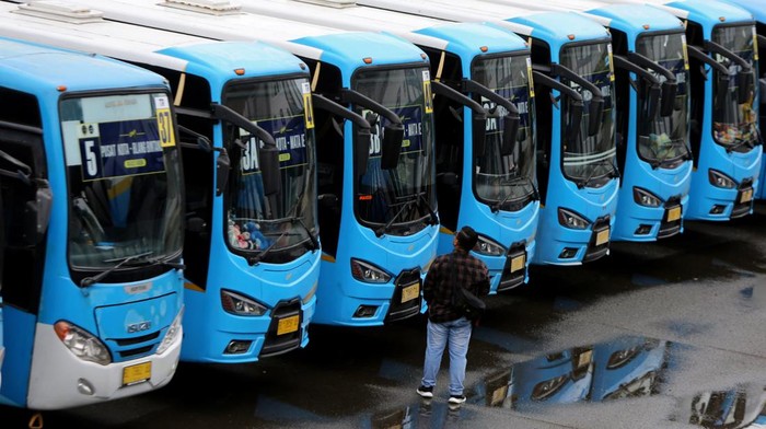 Bus Gratis Trans Koetaradja Berhenti Beroperasi Seorang pengemudi melintas di depan Bus Trans Koetaradja saat parkir di Terminal Batoh, Banda Aceh, Aceh, Jumat (3/1/2024). Menurut pemerintah Aceh, sebanyak 59 unit bus umum Trans Koetaradja yang selama ini melayani angkutan penumpang secara gratis dan mempekerjakan sebanyak 110 pekerja berhenti beroperasi karena berakhirnya kontrak kerja pada 31 Desember 2024 dan armada milik pemeritah itu akan kembali beroperasi pada Februari 2025 setelah dilakukan kontrak kerja baru.