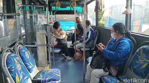 Bus Trans Sarbagita jurusan Politeknik Negeri Bali-GWK menjemput penumpang di GOR Ngurah Rai, Denpasar, Jumat (3/1/2025). (Aryo Mahendro/detikBali)