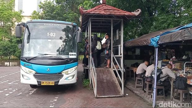 Bus Trans Sarbagita jurusan Politeknik Negeri Bali-GWK menjemput penumpang di GOR Ngurah Rai, Denpasar, Jumat (3/1/2025). (Aryo Mahendro/detikBali)