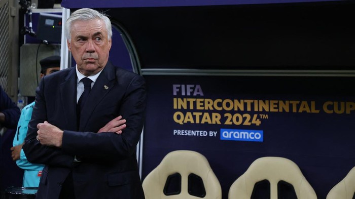 Soccer Football - Intercontinental Cup - Final - Real Madrid v Pachuca - Lusail Stadium, Lusail, Qatar - December 18, 2024 Real Madrid coach Carlo Ancelotti looks on before the match REUTERS/Ibraheem Al Omari