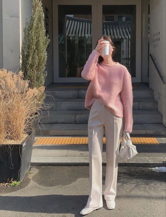 Celana Cream Ilustrasi celana cream.