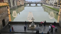 Namanya adalah Corridoio Vasariano atau Koridor Vasari. Bukan sebuah koridor biasa, ini merupakan melainkan jalur pejalan kaki pribadi yang melintasi pusat kota Florence.