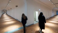 Jalan setapak yang dibangun hanya dalam waktu lima bulan oleh Cosimo I de Medici ini menghubungkan tiga situs paling terkenal di Florence, yakni Palazzo Vecchio (pusat politik kota), Galeri Uffizi (yang dulunya merupakan kantor para penguasa atau uffici), dan Palazzo Pitti, tempat kediaman keluarga Medici. 
