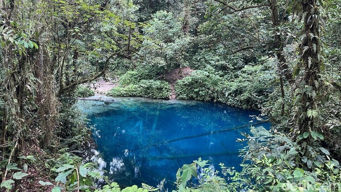 Danau Kaco, yang berada di Desa Lempur, Kerinci, Jambi