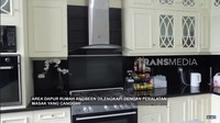 Untuk kompornya, Angbeen menggunakan jenis  Kompor gas freestanding yang dilengkapi dengan cooker hood. Foto: YouTube Trans 7 Official