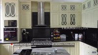 Ini adalah potret dapurnya. Bergaya klasik dengan sentuhan warna hitam di antara warna putih yang mendominasi. Foto: YouTube Trans 7 Official