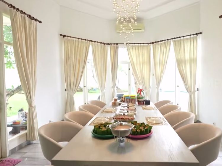 Potret Dapur di Rumah Baru Adly Fairuz dan Anbeen Rishi yang Serba Putih