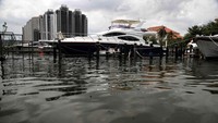 Puluhan kendaraan air seperti yatch dan speedboat bersandar di Dermaga Marina, Ancol, Jakarta Utara, Jumat (3/1/2024).