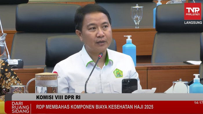 Dirjen PHU Kemenag Hilman Latief saat rapat Panja Biaya Haji di Senayan, Jakarta, Jumat (3/1/2025)