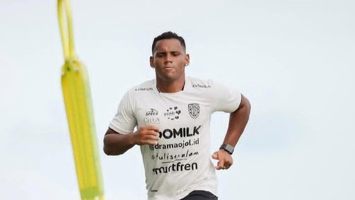 Eber Bessa saat masih berseragam Bali United. Ia memutuskan bergabung ke Persita Tangerang di putaran kedua Liga 1 musim 2024/2025. (Dok. Instagram Eber Bessa @eberbessa)