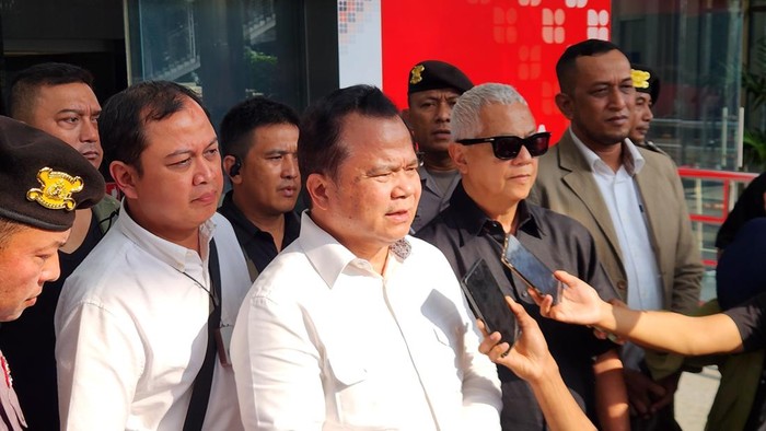 Eks Dirjen Imigrasi Ronny F Sompie (kemeja putih lengan panjang)-(Adrial/detikcom)