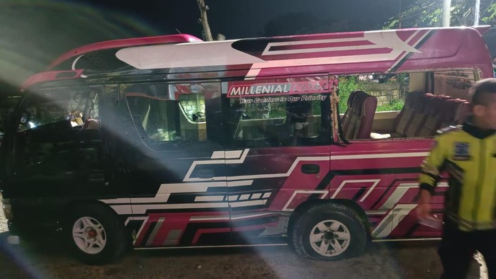 Elf muat 12 orang yang tabrakan dengan BRV di Tuban.