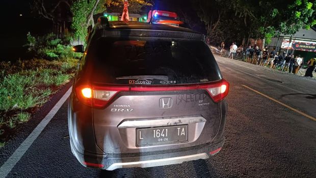 Elf muat 12 orang yang tabrakan dengan BRV di Tuban.
